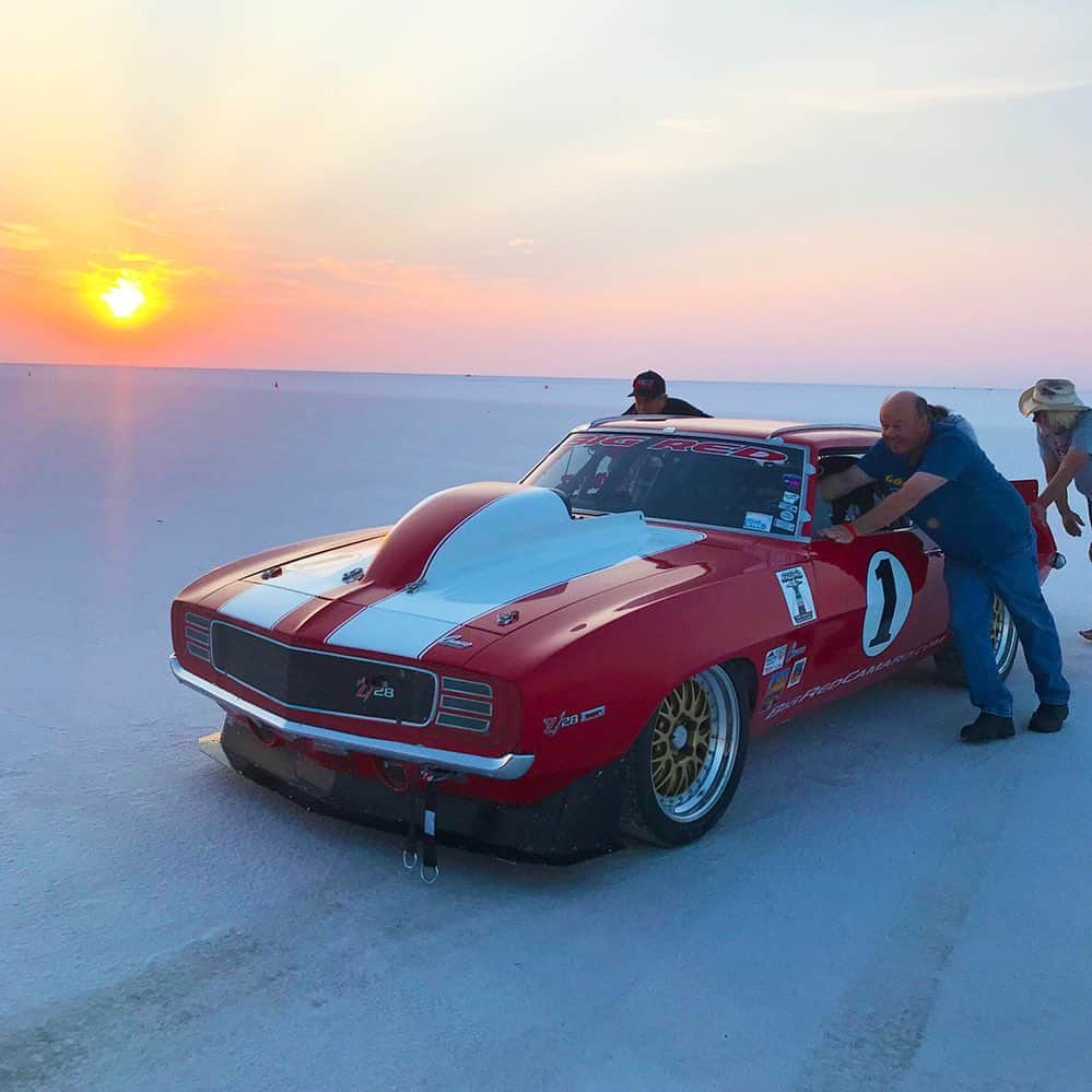 CARLiFESTYLEさんのインスタグラム写真 - (CARLiFESTYLEInstagram)「Have you ever been to Bonneville? SpeedWeek 2019 is running right now! Big Red went 258.6 MPH on the salt last year! Follow @thebigredcamaro for the fastest ’69 Camaro on Earth  _ #chevycamaro #camaro #speedweek #bonneville #bigredcamaro #americanmuscle #classiccar」8月16日 3時54分 - carlifestyle