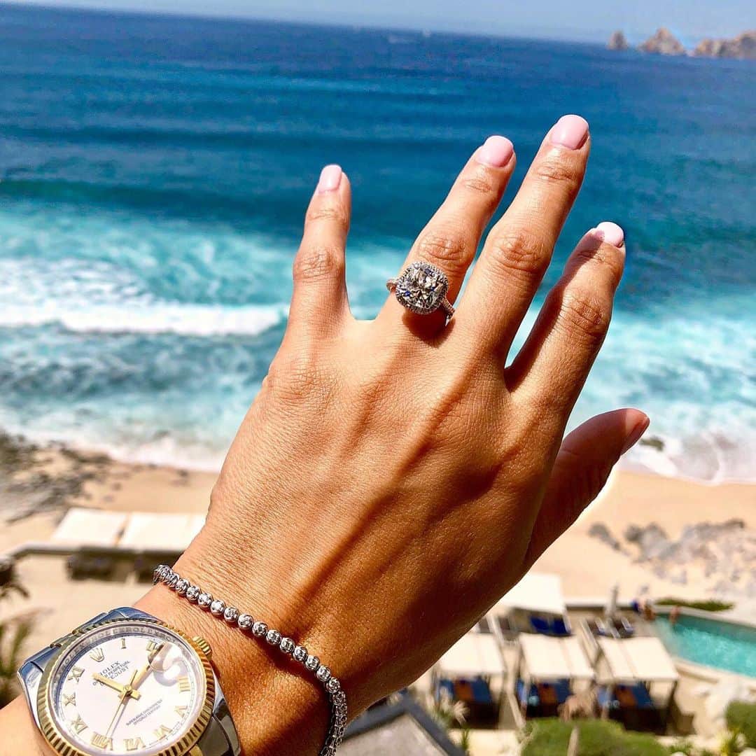 ジャクリン・スウェッドバーグのインスタグラム：「I said YES! My heart is so happy! Forever thankful for this beautiful life with my sweet love. ❤️」
