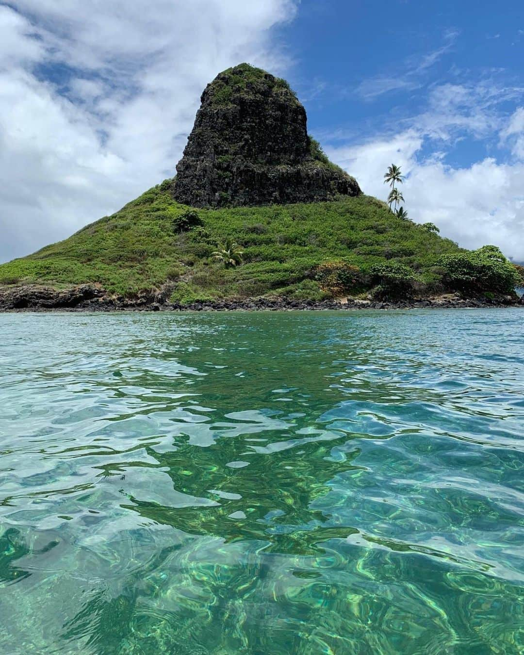 ハワイアン航空さんのインスタグラム写真 - (ハワイアン航空Instagram)「Did you know that the island Mokoliʻi (nicknamed Chinaman's Hat) means little lizard? According to Hawaiian legend, the island is the remain of a giant lizard's tail cut off by goddess Hiʻiaka. 🦎 . . . #GlimpseofHawaii #NakedHawaii #HawaiiUnchained #Hawaii #AlohaOutdoors #LuckyweliveHI」8月16日 3時56分 - hawaiianairlines