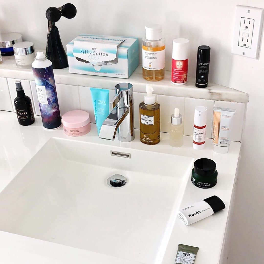 Weledaのインスタグラム：「We spy our Pomegranate 24H Roll-On Deodorant in this #Shelfie ❤️ Did you know our Deodorants DO NOT contain any aluminum salts or synthetic preservatives or fragrances? So you’re free and clear to live your best life every day! (PC: @omgbart)」