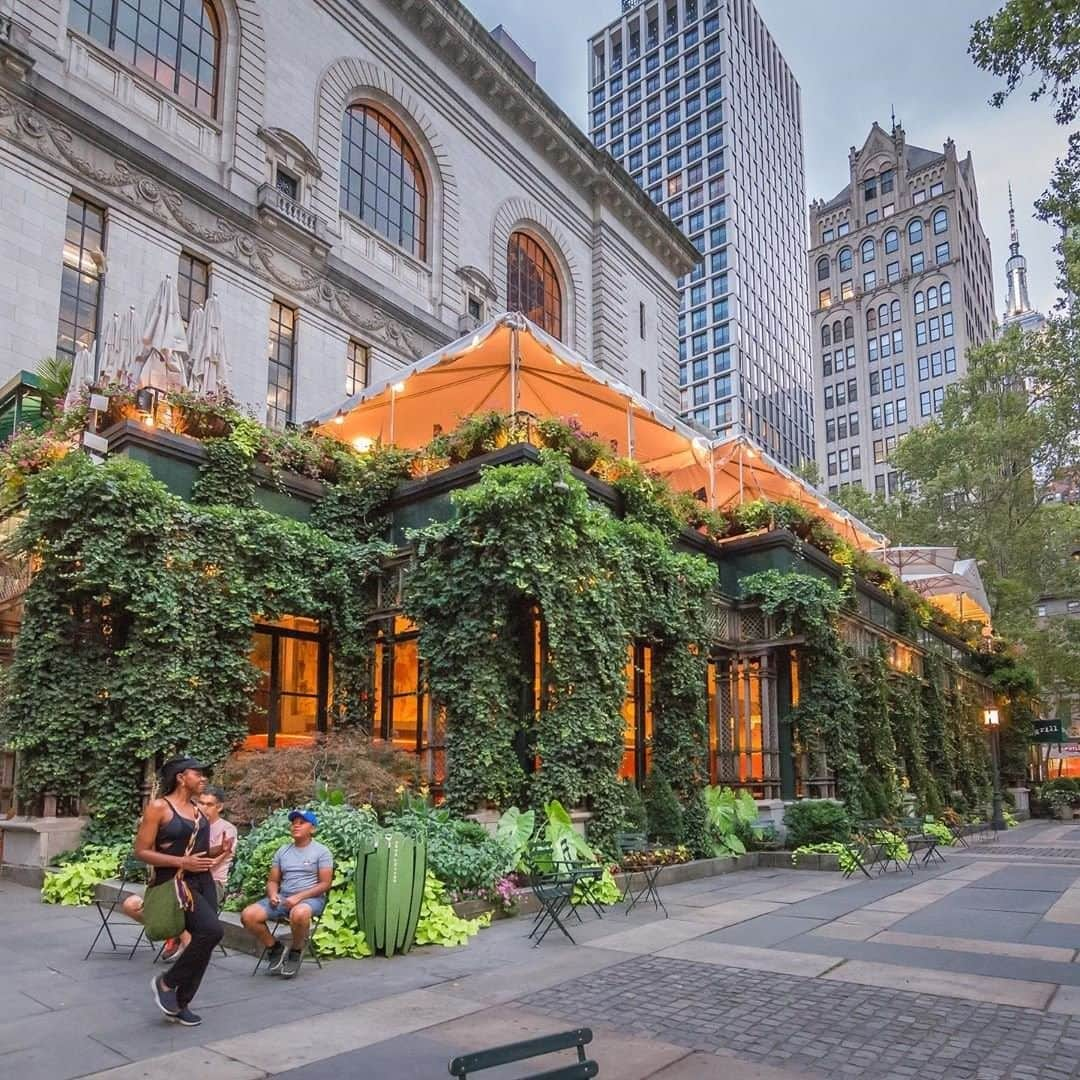 Travel + Leisureさんのインスタグラム写真 - (Travel + LeisureInstagram)「Bryant Park is one of the city’s liveliest spots during the summer. Stop by the park on Tuesday mornings or Thursday evenings for free yoga classes! Get our full list of the best free things to do in NYC at the link in bio. #tlpicks courtesy of @nyclovesnyc」8月16日 4時01分 - travelandleisure