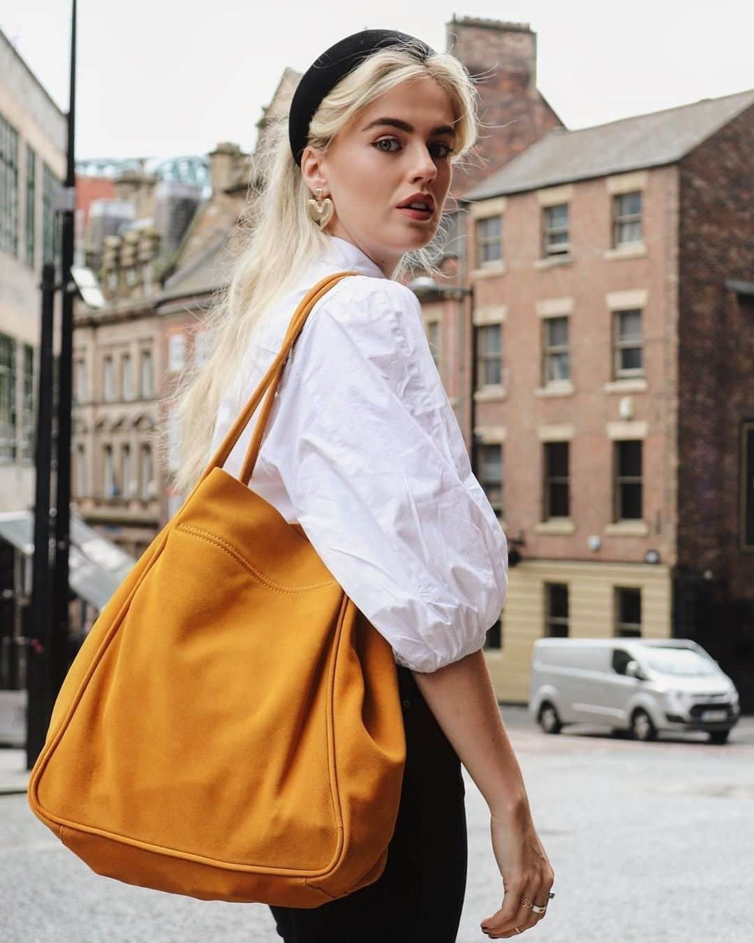 アクセサライズのインスタグラム：「Meet your most loyal accessory for the season ahead: our Suki suede shopper bag. Spacious enough to carry everything you need, this luxurious design brings a sense of effortless cool to the everyday. Spoil yourself with 20% OFF bags, launching tomorrow online & in store. 🔍 7900470200 📷 @styledwithsallie  Tap the link in the bio to shop now.  #Accessorize #Accessorizer」