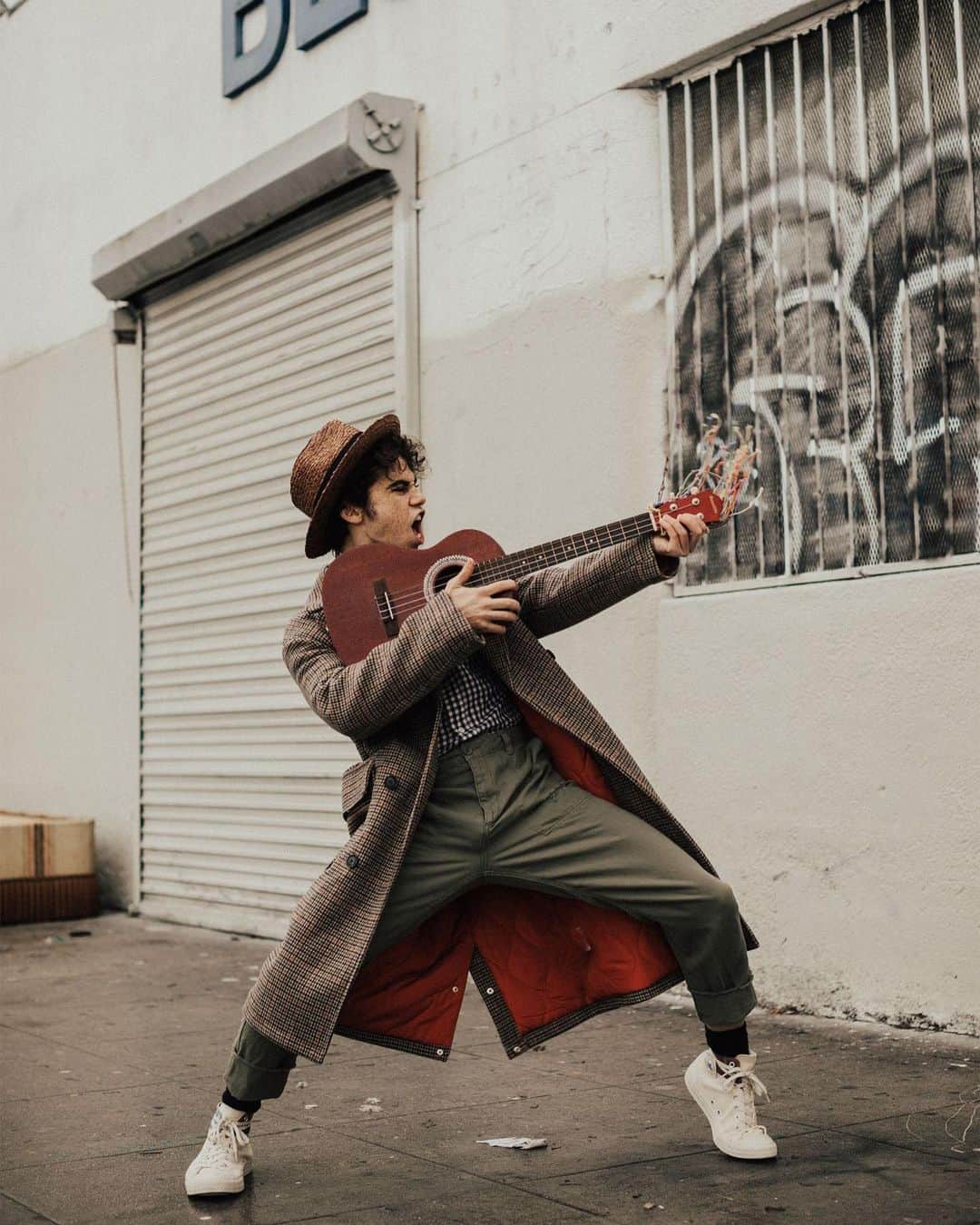 ペイトン・リストのインスタグラム：「"I’ve named the concept Wielding Peace. It will be a collection of images that feature people from all walks of life (celebrities, victims of gun violence, common supporters) wielding 'guns.' The catch is, the ‘guns’ that we’re using as props will be items that signify unity and peace," Cameron said of the project. "Household items such as musical instruments, cameras, food, sporting equipment, beauty products, articles of clothing…anything that might inspire someone creatively as well as make a strong statement with the sentiment that we need to choose a different weapon." -Cameron Boyce  @wieldingpeace  Full @refinery29 article is in my bio」