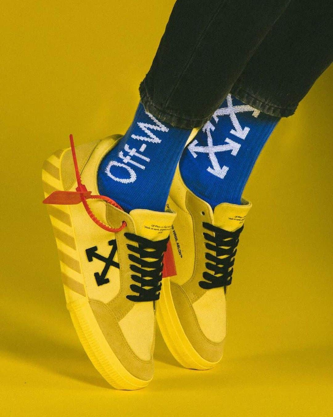 OFF-WHITE C/O VIRGIL ABLOHさんのインスタグラム写真 - (OFF-WHITE C/O VIRGIL ABLOHInstagram)「[capsule collection] Off-White™ c/o @ssense vulcanized low sneakers now exclusively available in store. photography c/o @chilldays」8月16日 4時05分 - off____white