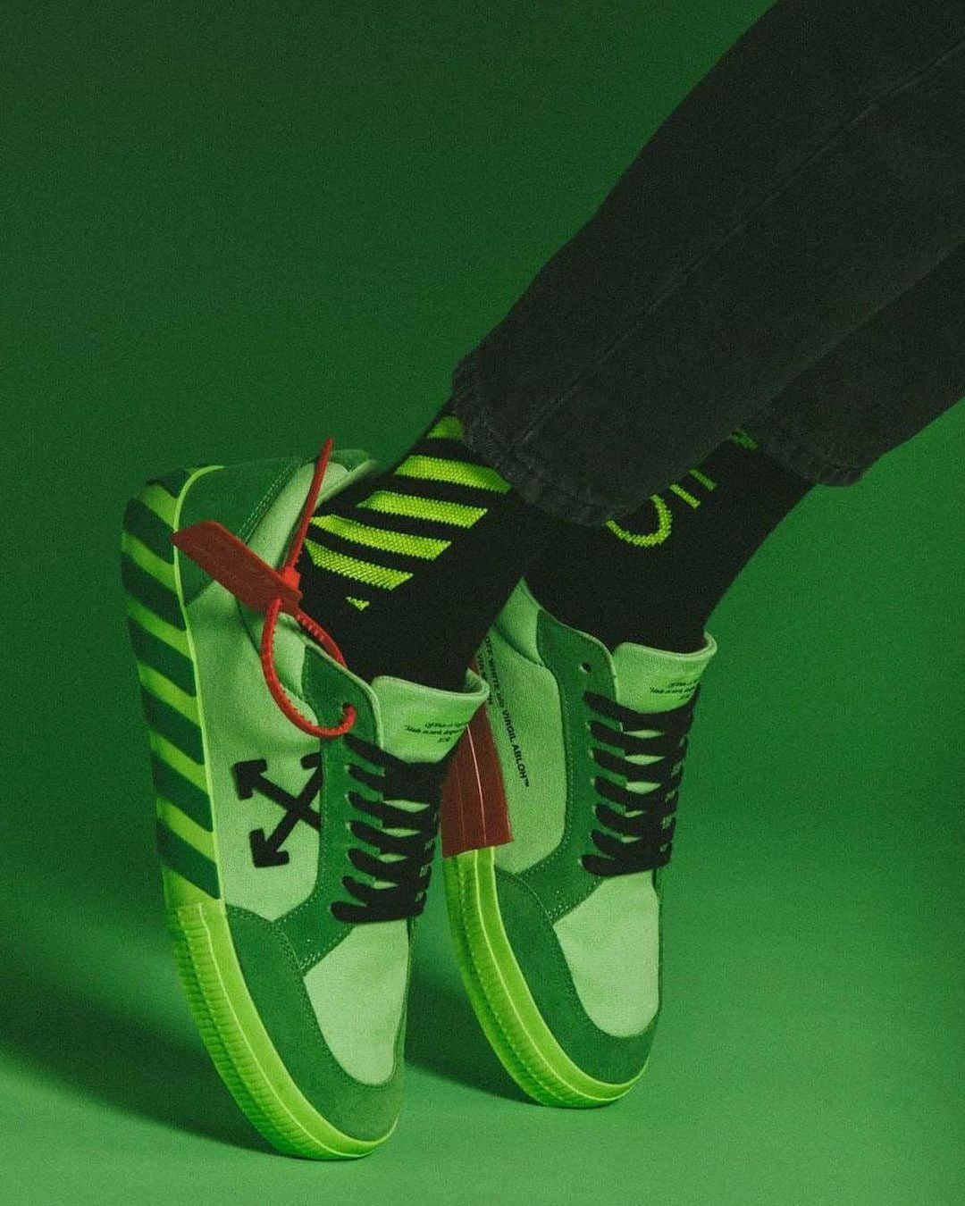 OFF-WHITE C/O VIRGIL ABLOHさんのインスタグラム写真 - (OFF-WHITE C/O VIRGIL ABLOHInstagram)「[capsule collection] Off-White™ c/o @ssense vulcanized low sneakers now exclusively available in store. photography c/o @chilldays」8月16日 4時05分 - off____white