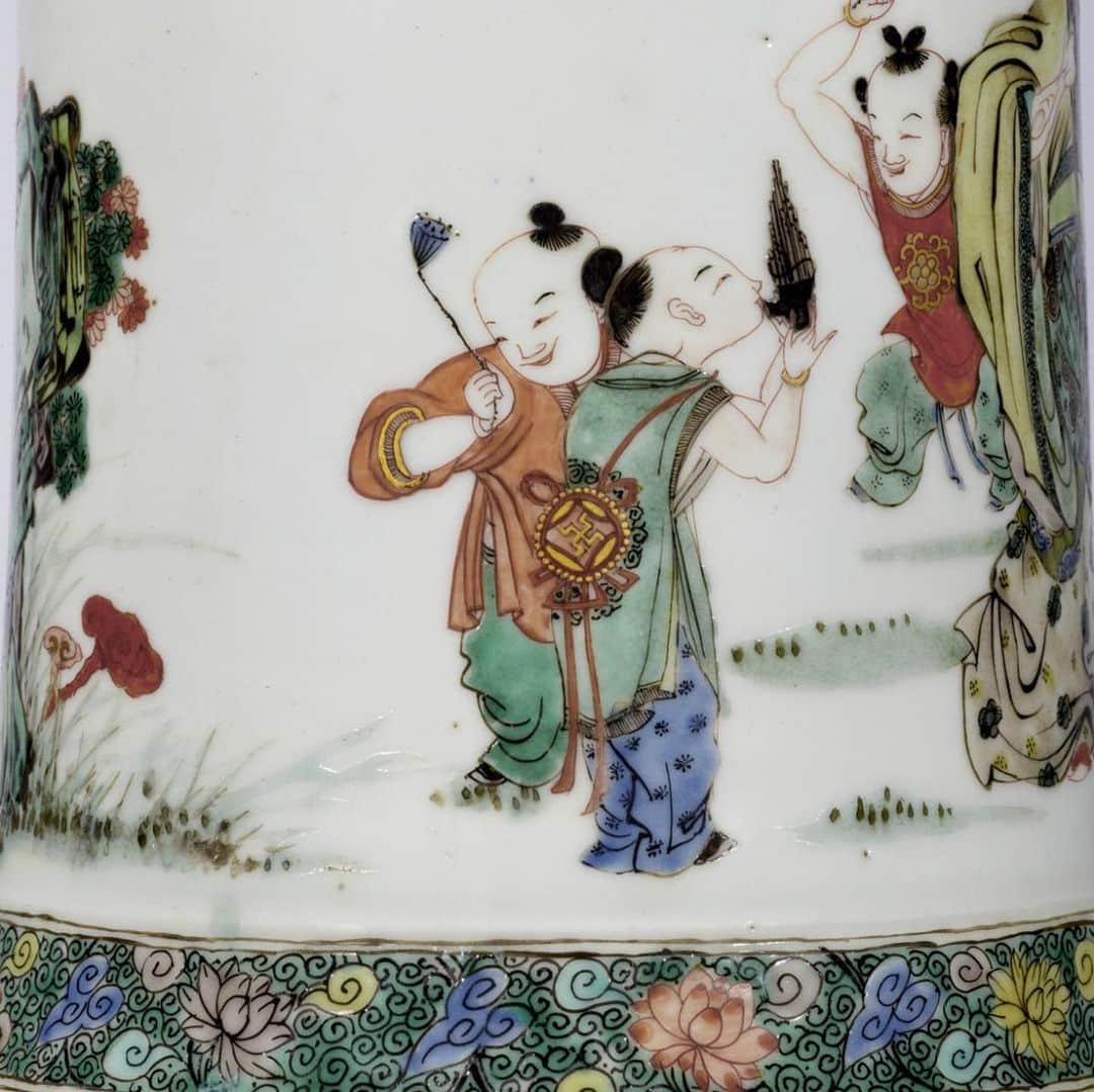 フィラデルフィア美術館さんのインスタグラム写真 - (フィラデルフィア美術館Instagram)「This vase depicts a scene of the Battle of Sishui Pass from the epic novel “Investiture of the Gods,” which is part historical fact and part fantasy. Based on the wars between the Shang and Zhou dynastic royal houses, the novel also includes fantastic tales of gods and demons who join the fighting. The presentation of the battle on this vase recalls contemporary woodblock prints and is full of dynamic action to attract the viewer’s attention. See it on view in our new Chinese galleries. • “Phoenix-tail Vase with the Battle of Sishui Pass,” 1662–1722, made in China」8月16日 4時09分 - philamuseum