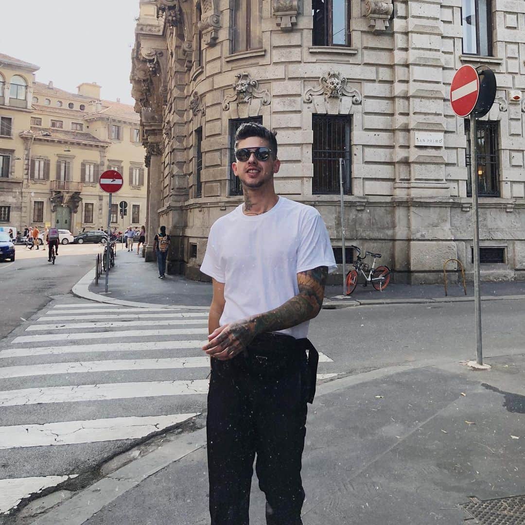 T・ミルズさんのインスタグラム写真 - (T・ミルズInstagram)「Please enjoy this picture of me in Italy i posted from my couch in Los Angeles #tbt」8月16日 4時11分 - travismills