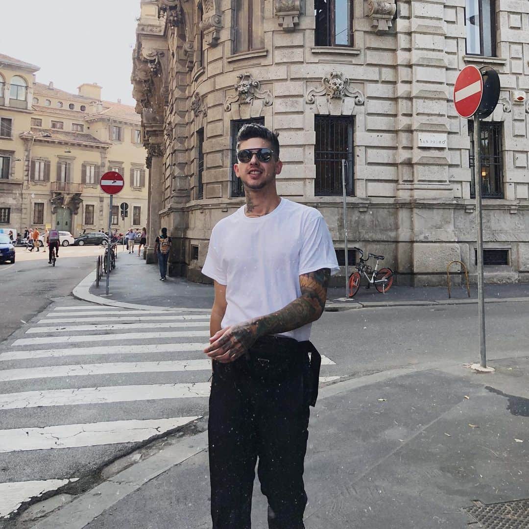 T・ミルズのインスタグラム：「Please enjoy this picture of me in Italy i posted from my couch in Los Angeles #tbt」