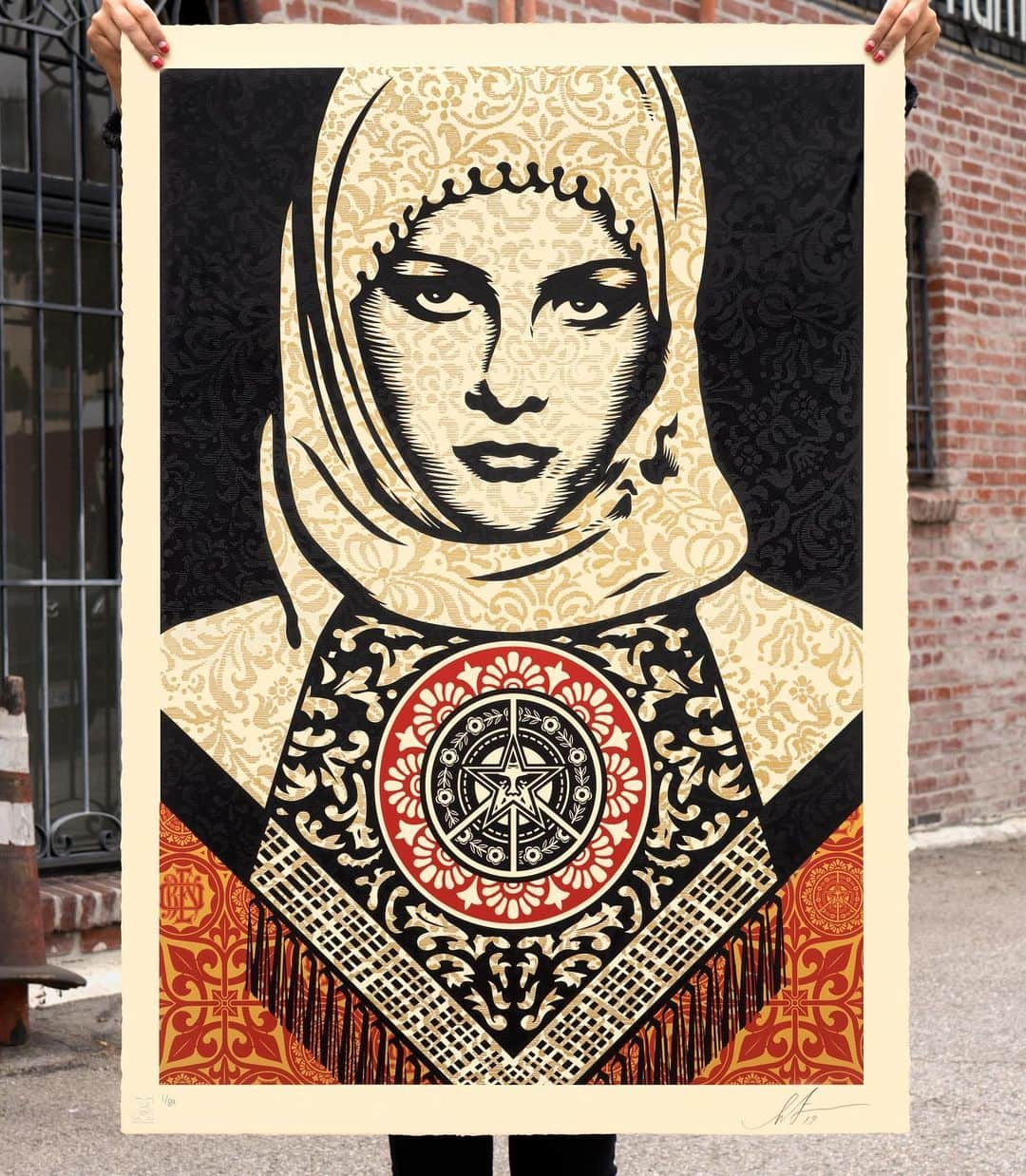 Shepard Faireyさんのインスタグラム写真 - (Shepard FaireyInstagram)「ARAB WOMAN AVAILABLE TUESDAY, AUGUST 20TH!⁠⠀ ⠀⠀⠀⠀⠀⠀⠀⠀⠀﻿⠀⁠⠀ The next print in the "Facing the Giant: Three Decades of Dissent" print series is "Arab Woman." Here's how co-curator Pedro Alonzo explains the work:⁠⠀ ⠀⠀⠀⠀⠀⠀⠀⠀⠀﻿⠀⁠⠀ Shepard Fairey created this image of an Arab woman three years after the start of the second Gulf War. The work is a response to the extreme anti-Islamic rhetoric of the time. With this piece, Fairey confronts the notion of collective blame directed against all Arabs. Fairey portrays her as a characteristically strong woman, who looks directly at the viewer, confidently but no menacingly. Her countenance is appealing and relatable, evoking a humanizing effect on a group of people that are often misrepresented as threatening. The artist intends to stimulate humanity and compassion, challenging preconceived notions about Muslims, otherwise perceived as the enemy. The floral design of Turkish origin is intended to subconsciously evoke a unified appreciation of beauty and function as a bridge between the West and the Middle East, a familiar form that brings us all together.⁠⠀ ⠀⠀⠀⠀⠀⠀⠀⠀⠀﻿⠀⁠⠀ Arab Woman. Serigraph on Coventry Rag, 100% Cotton Custom Archival Paper with hand-deckled edges. 30 x 41 inches. Signed by Shepard Fairey. Numbered edition of 89. Comes with a certificate of authenticity. $900. A portion of proceeds will go to Human Rights Watch @humanrightswatch. Available Tuesday, August 20th @ 10 AM PDT at store.obeygiant.com/collections/prints. Max order: 1 per customer/household. *Orders are not guaranteed as demand is high and inventory is limited.* Multiple orders will be refunded. International customers are responsible for import fees due upon delivery.⁣ ALL SALES FINAL.」8月16日 4時12分 - obeygiant