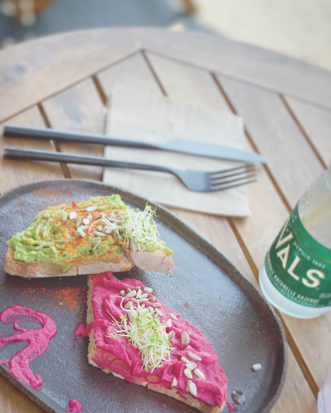 のインスタグラム：「🥑✨ * * * really luv this smash thing.. 🦔🌿 * * * #cafe #toast #branch #avocado #avocadotoast #beetroot #organic #organicvegan #biovegan #summer #summertime #eurosummer #nicefrance #france #frenchriviera #cotedazur #eu #euro #europe」