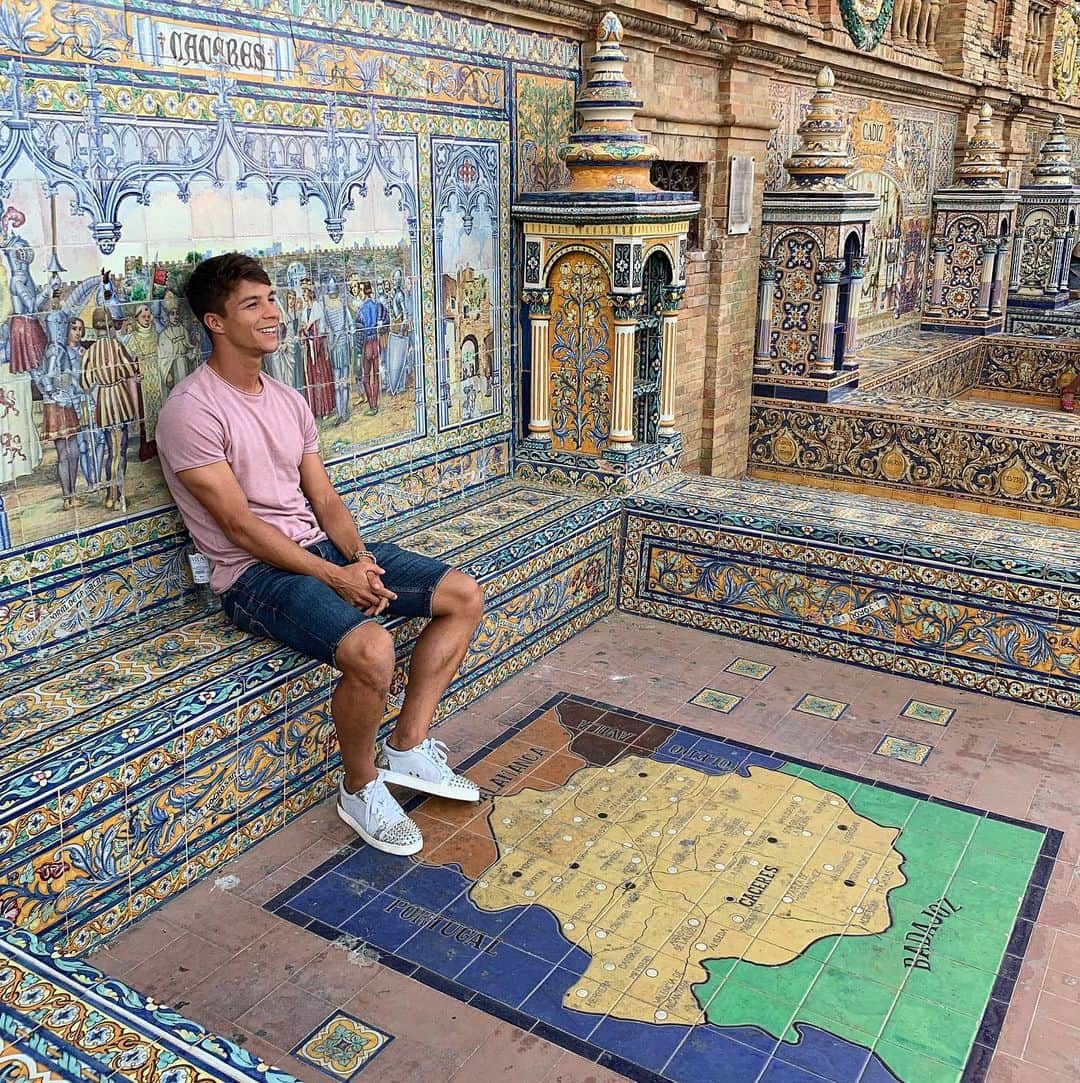 オリベル・トーレスのインスタグラム：「Un extremeño conociendo su nueva casa. Sevilla que bonita eres! 😉」
