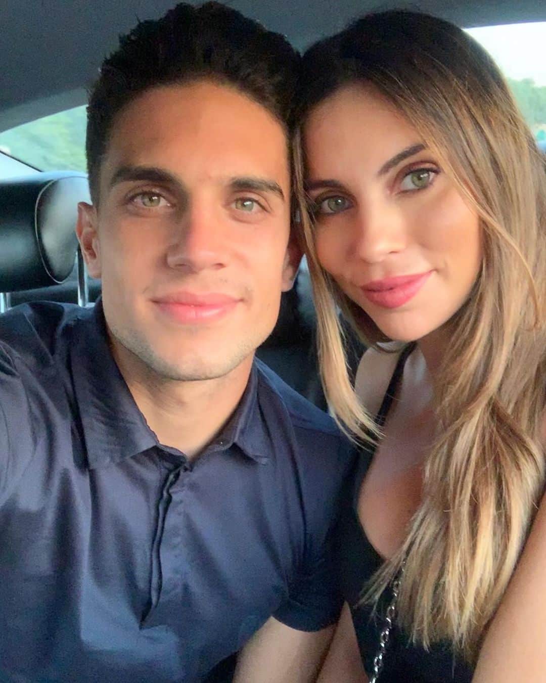 のインスタグラム：「😊🤳🏼 / 😙🤳🏼 #smile #kiss #selfie #couple」