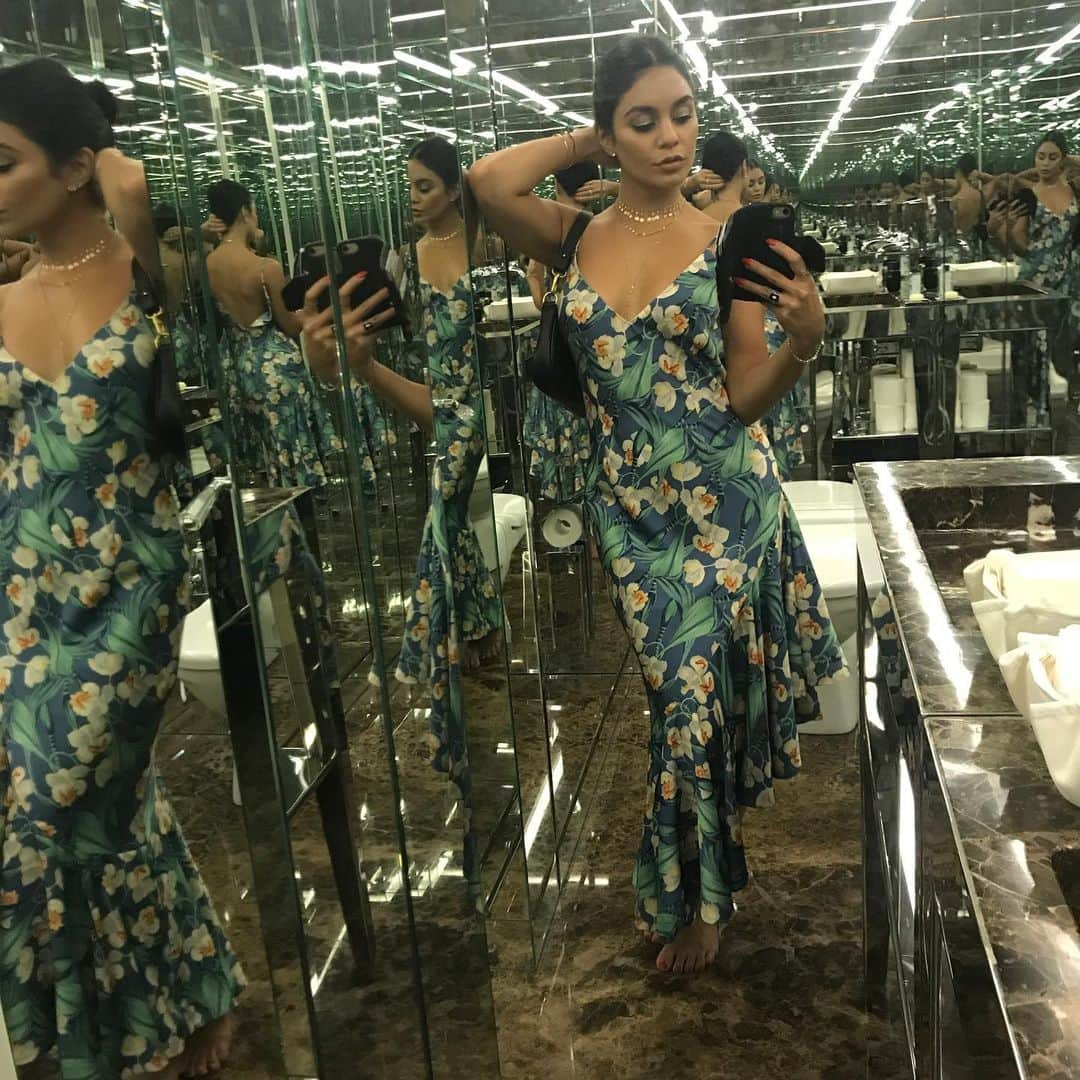 ヴァネッサ・ハジェンズさんのインスタグラム写真 - (ヴァネッサ・ハジェンズInstagram)「When you find yourself on a yacht and the bathroom is all mirrors, you have a Shameless bathroom selfie shoot. Lol」8月16日 4時21分 - vanessahudgens