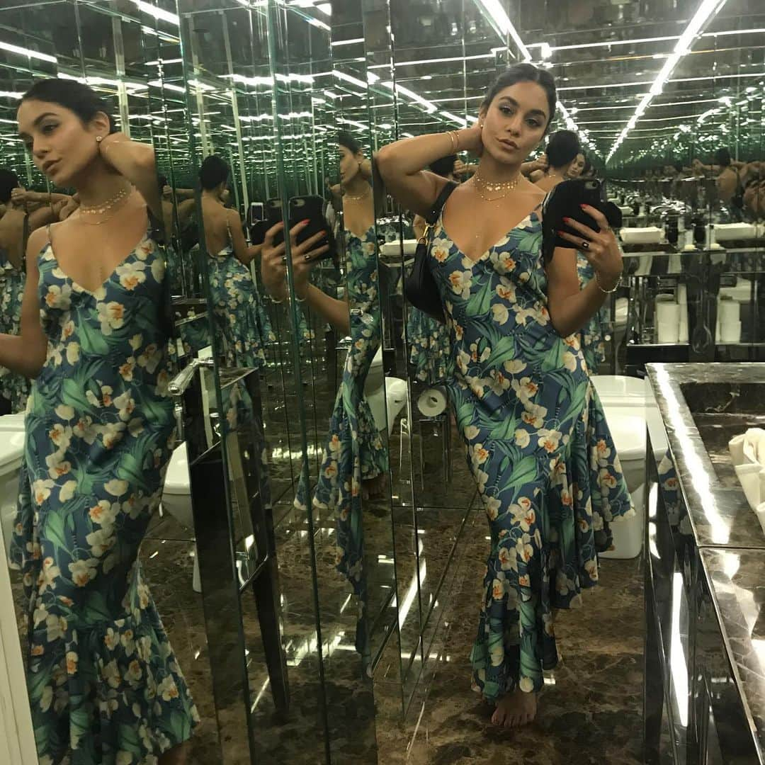 ヴァネッサ・ハジェンズさんのインスタグラム写真 - (ヴァネッサ・ハジェンズInstagram)「When you find yourself on a yacht and the bathroom is all mirrors, you have a Shameless bathroom selfie shoot. Lol」8月16日 4時21分 - vanessahudgens