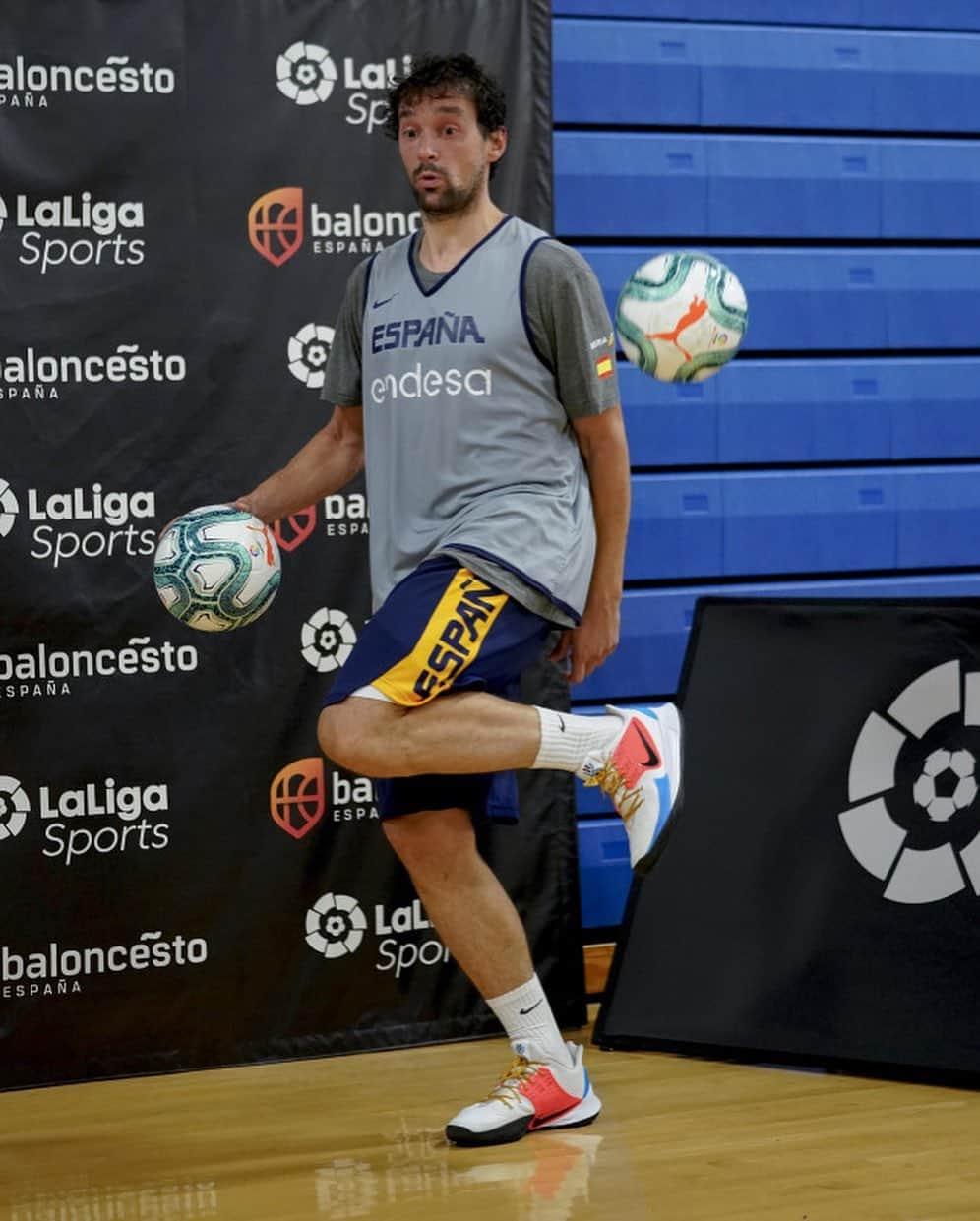 LFPさんのインスタグラム写真 - (LFPInstagram)「Should we sign them? ✍🏻🏀 • #HolaLaLigaSantander #LaLiga #LaLigaSantander #Football #Basket」8月16日 4時29分 - laliga