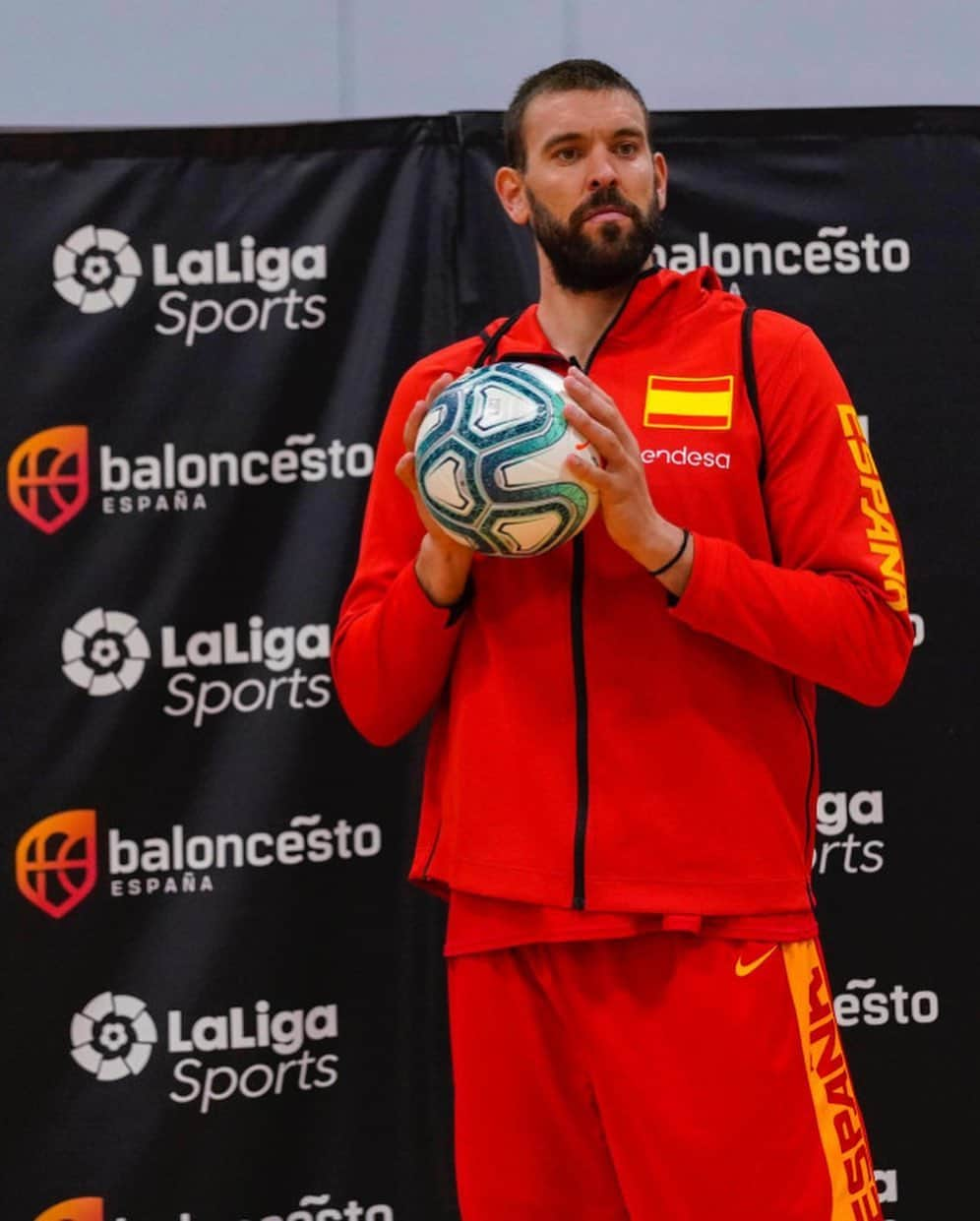 LFPさんのインスタグラム写真 - (LFPInstagram)「Should we sign them? ✍🏻🏀 • #HolaLaLigaSantander #LaLiga #LaLigaSantander #Football #Basket」8月16日 4時29分 - laliga