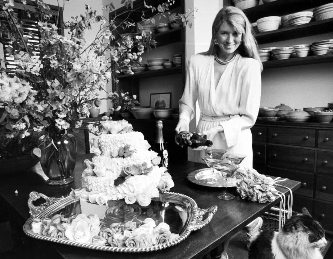 マーサ・スチュワートさんのインスタグラム写真 - (マーサ・スチュワートInstagram)「When Martha launched her first cookbook “Entertaining” in 1982, it marked the beginning of her incredible career. This photo taken in 1987 is just one of many of @marthastewart48 in her element: hosting, entertaining, and of course, teaching her guests on the art of living. Learn more about the timeline of Martha’s career, from her first catering business to the launch of the first issue of Martha Stewart Living at the link in bio. 👆🏼Tag the Martha of your friends below! 🙋🏼‍♀️ #TBT 📷: Evelyn Floret/@gettyimages」8月16日 4時34分 - marthastewart