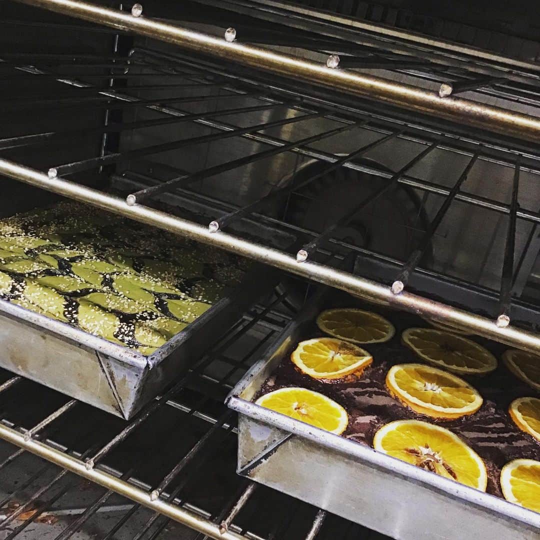 Peace Cafeさんのインスタグラム写真 - (Peace CafeInstagram)「Today’s mochi , just done cooking in the oven. Double chocolate with orange and Matcha with black sesami paste and white sesami. Come and get them before we sold out!!❤️❤️❤️ #peacecafehawaii #vegan #vegetarian #glutenfree #oahu #hawaii #dessert #mochicake #love #luckywelivehawaii #nosugar #matcha #peace」8月16日 4時50分 - peacecafehawaii