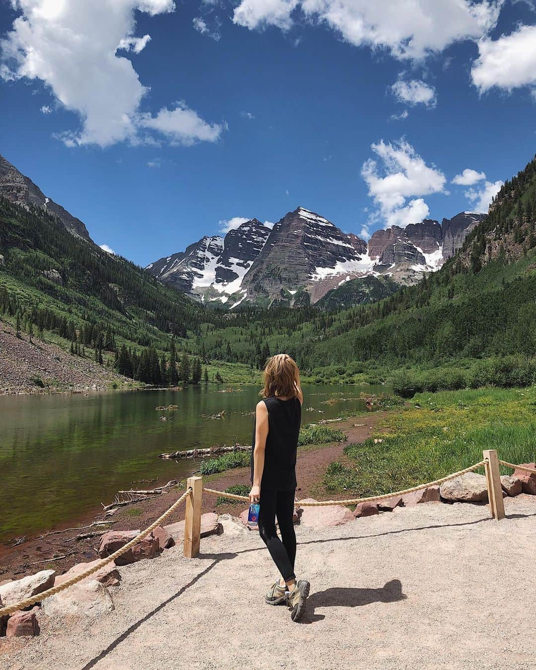 翁安芸さんのインスタグラム写真 - (翁安芸Instagram)「Maroon Bells🏔✨💚💙🌈 アスペンからバスで30分ほど行ったところにあるマルーンベル。湖に映る山や木が美しい場所。自然のキレイな空気や環境を保つためそれぞれが車ではなく、みんなバスに乗って行きます✨ #maroonbells #aspen #summertime #momanddaughter #akiweng #アスペン #翁安芸」8月16日 4時43分 - akinyc