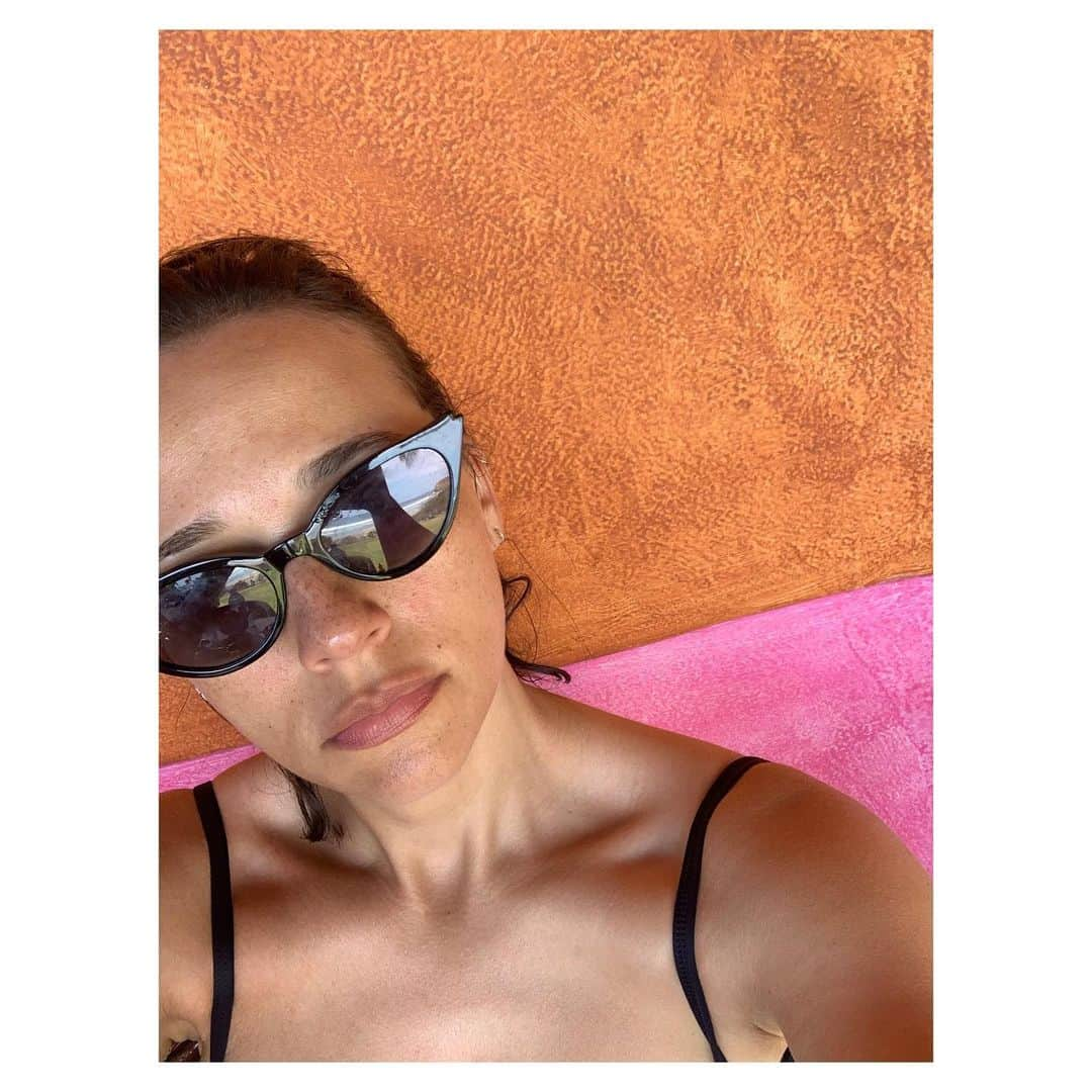 ラシダ・ジョーンズさんのインスタグラム写真 - (ラシダ・ジョーンズInstagram)「Still summer, brb」8月16日 4時43分 - rashidajones