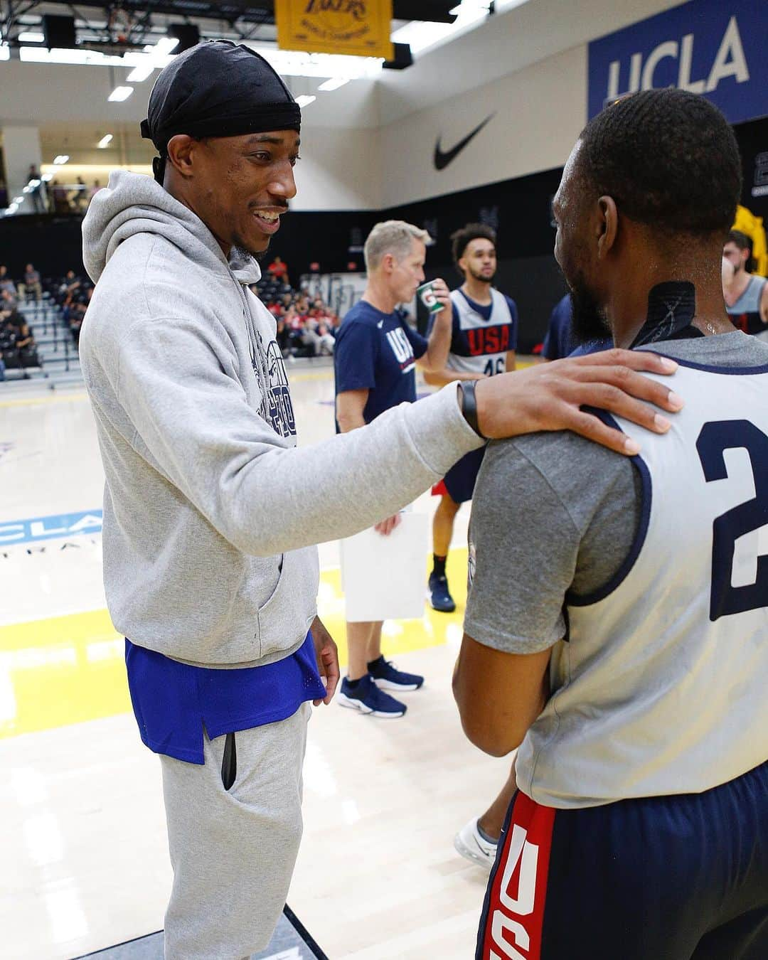 NBAさんのインスタグラム写真 - (NBAInstagram)「2014/2016 🇺🇸🥇🥇 @demar_derozan stops by @usabasketball #USABMNT practice in Los Angeles! #Comp10」8月16日 4時57分 - nba