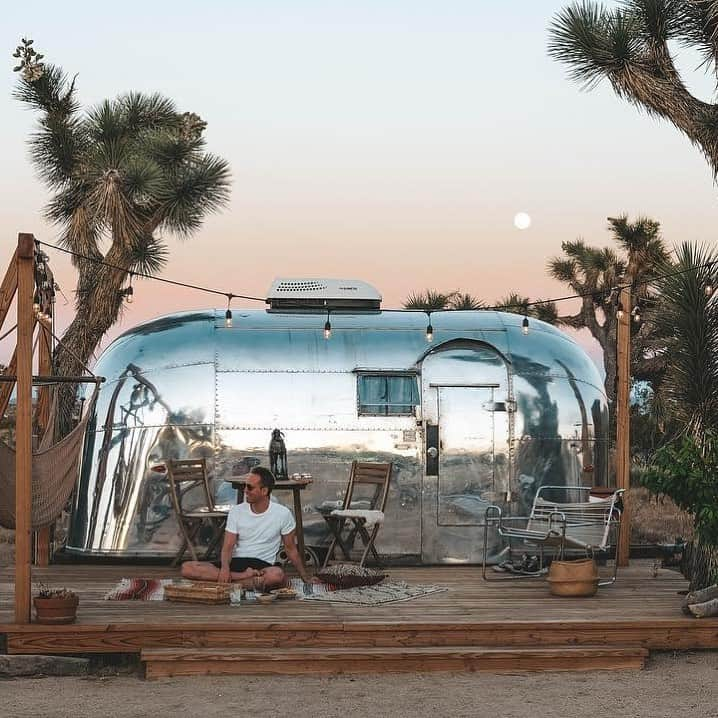 Airbnbさんのインスタグラム写真 - (AirbnbInstagram)「Warmed by handmade touches and found treasures, this 1959 trailer puts just the right amount of comfort between you and the desert. After a day of hiking the Bartlett mountain trails, connect with fellow travelers over pizza from the shared outdoor wood-burning oven.  Photo: @silviekubesova」8月16日 4時58分 - airbnb