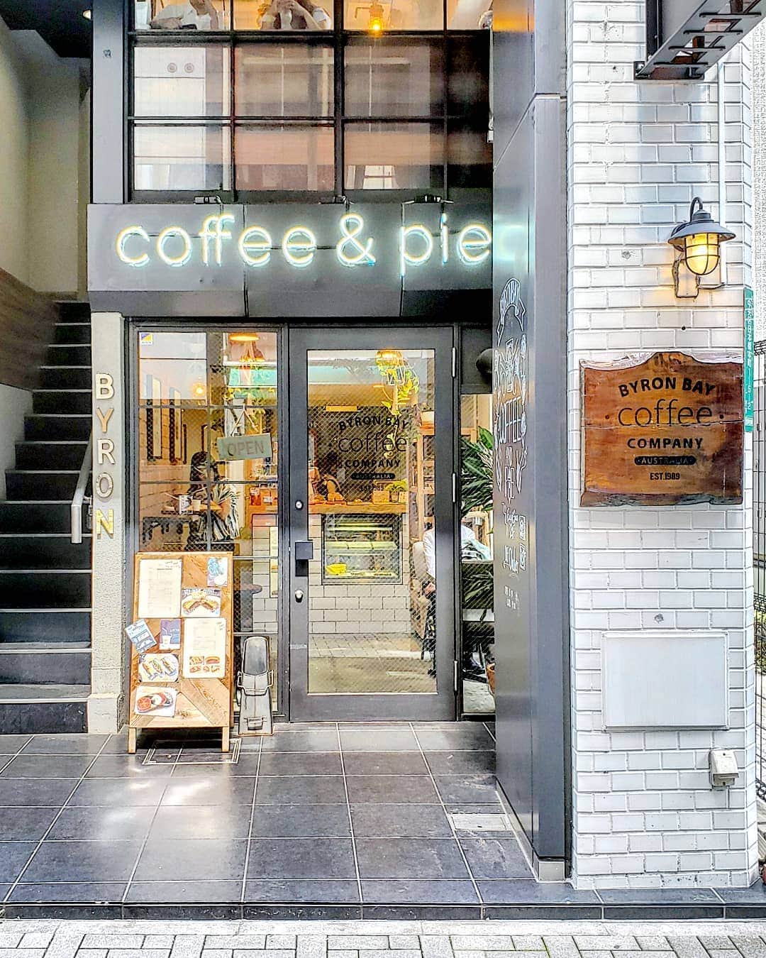 のインスタグラム：「When is the Best Time to Drink Coffee?  いま想えばを、いま想う♪ #日本橋 #カフェ #☕ #cafe #nihonbashi #tokyocafe #cafetyo #日本橋カフェ #byronbaycoffee日本橋 #byronbaycoffeecompany」