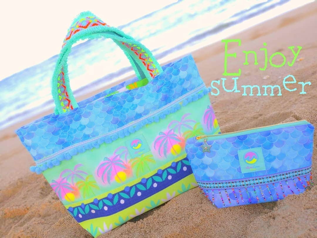 Moco Lima Hawaiiさんのインスタグラム写真 - (Moco Lima HawaiiInstagram)「New* Big ocean tote bag, made by Moco  いつものように朝、散歩に出かけたらビーチは既に沢山の人で賑わっていました！ ワイキキは家族連れでい〜っぱい😄😄😄 皆さん！ 夏、めいっぱい楽しんで下さい♡♡ #summervacation#enjoy#summer#beach#ocean#waikiki#hawaii#waikikibeach#waves#coffee#breakgast#walking#morning#mocolima#original#ハワイ好き#ハワイ好きな人と繋がりたい#モコリマハワイ#ハワイみやげ#ここでしか買えない#誰とも被らない#誰も持ってないもの#皆と同じじゃつまらない#ハワイ上級者#ハワイ通#いつもありがとうございます#seeyouagain  Mocolima Hawaii Showroom 8/18 まで毎日営業致しております。1-6pm Open 皆さまにお会い出来ますのを楽しみに致しております♡」8月16日 5時02分 - mocolimahawaii