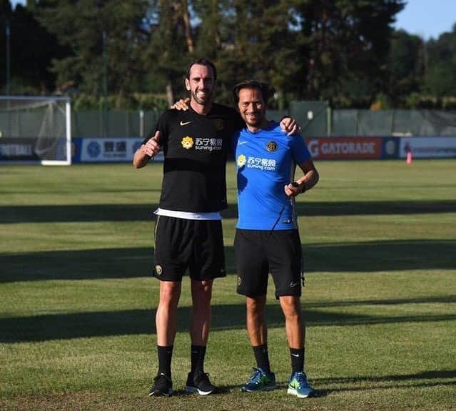 ディエゴ・ゴディンさんのインスタグラム写真 - (ディエゴ・ゴディンInstagram)「Un día más de trabajo!! Un altro giorno di lavoro!! #ForzaInter ⚫️🔵」8月16日 5時04分 - diegogodin