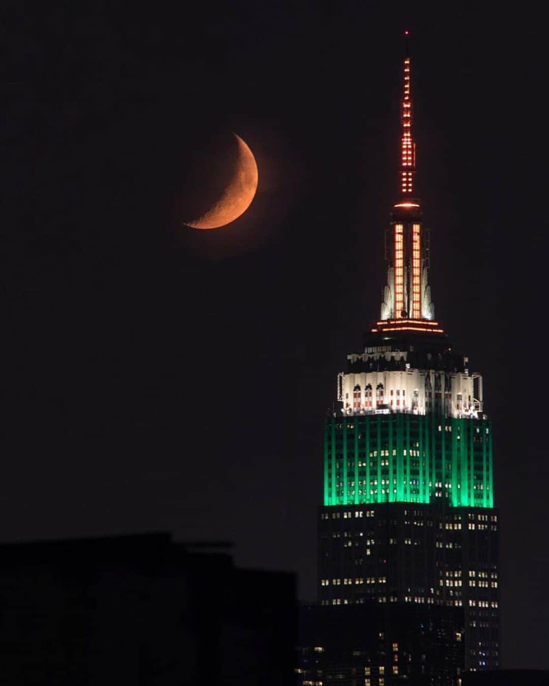 Empire State Buildingさんのインスタグラム写真 - (Empire State BuildingInstagram)「Happy #IndiaDay from NYC! We’re celebrating India’s Independence Day with lights in the colors of the Indian flag tonight: orange, white & green! #EmpireStateBuilding 🇮🇳 . #FunFact – did you know you can see our spire up close when it’s lit at night? See it for yourself with our bio link! ☝️ . 📷: @maximusupinnyc」8月16日 5時05分 - empirestatebldg