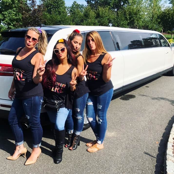 ニコール・ ポリッツィのインスタグラム：「WE’RE 10 AGAIN! Off to the @backstreetboys concert 🔥」