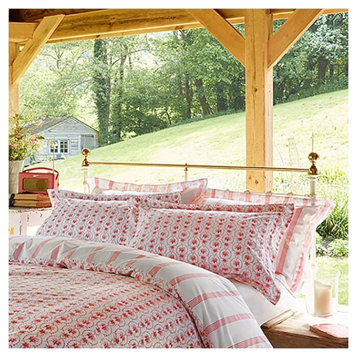 キャベジズ&ローゼズのインスタグラム：「Beauty Sleep 😴 The Julia Russet Bedding Set ❤️ Available in Single, Double, King and Super King #bedding #beddingsets #interiordecor #interiorstyling #interiorspaces #bedroomdecor #duvet #floralbedding #cabbagesandroses #cabbagesandroseslifestyle @christina_strutt @cabbagesandroses_shop 👆Link In Bio👆」