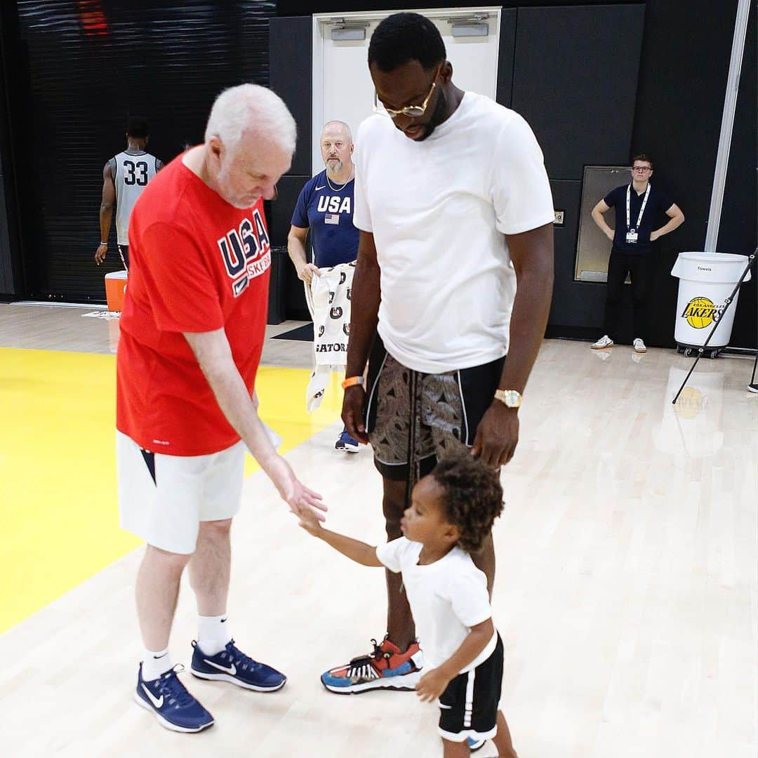 NBAさんのインスタグラム写真 - (NBAInstagram)「2016 🇺🇸🥇 @money23green & son DJ stop by @usabasketball #USABMNT practice!」8月16日 5時42分 - nba