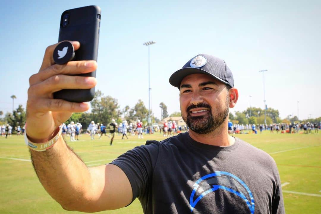 エイドリアン・ゴンザレスさんのインスタグラム写真 - (エイドリアン・ゴンザレスInstagram)「Getting excited for the season! @Chargers ⚡️⚡️⚡️」8月16日 5時36分 - adrian_eltitan