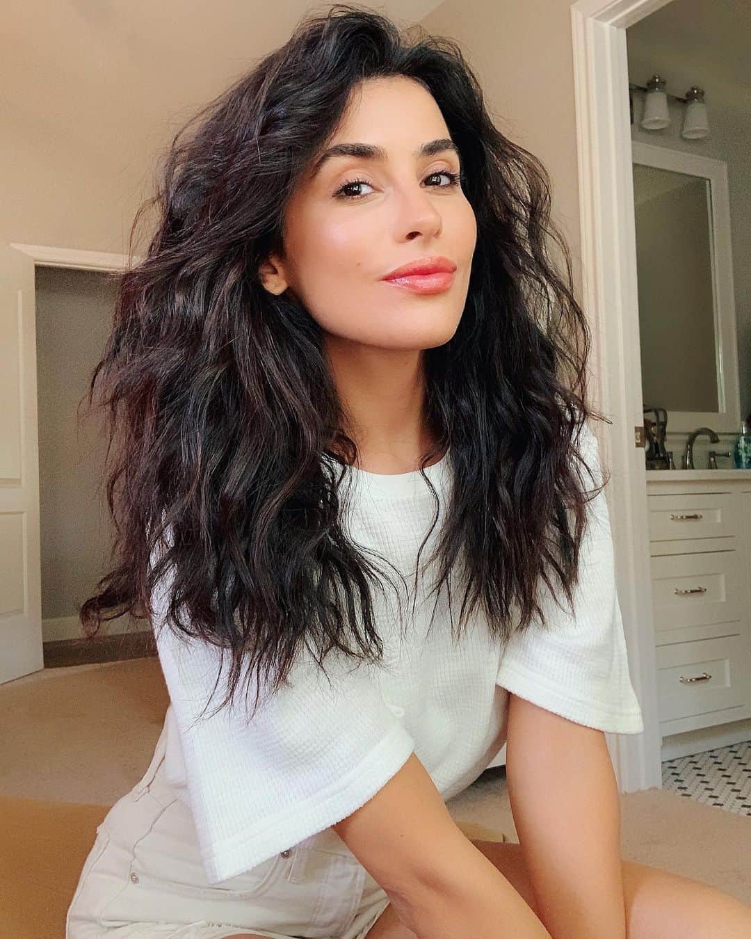 Sazan Hendrixさんのインスタグラム写真 - (Sazan HendrixInstagram)「TEXAS HUMIDITY 0, SAZAN’S HAIR 1 😉 I upped my hair game the second I landed in Texas with the best anti-humidity products. One of my go-to faves has been the @kerastase_official Discipline Oléo-Relax Hair Oil Serum to keep the frizz in check! Have you tried it? No joke, I love it✨🤩 available @sephora #kerastaseclub #kerastasepartner #haircare」8月16日 5時39分 - sazan