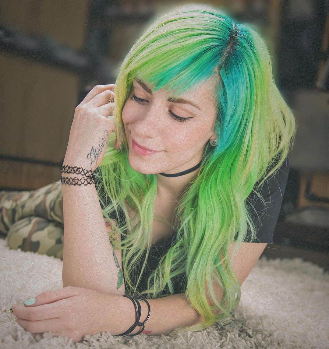 ミランダ・イバネスのインスタグラム：「Creo que me quiero pintar el cabello así de nuevo. 🤔  Si=💚 Ño=🖤 Se aceptan sugerencias. 🤭😚✨」