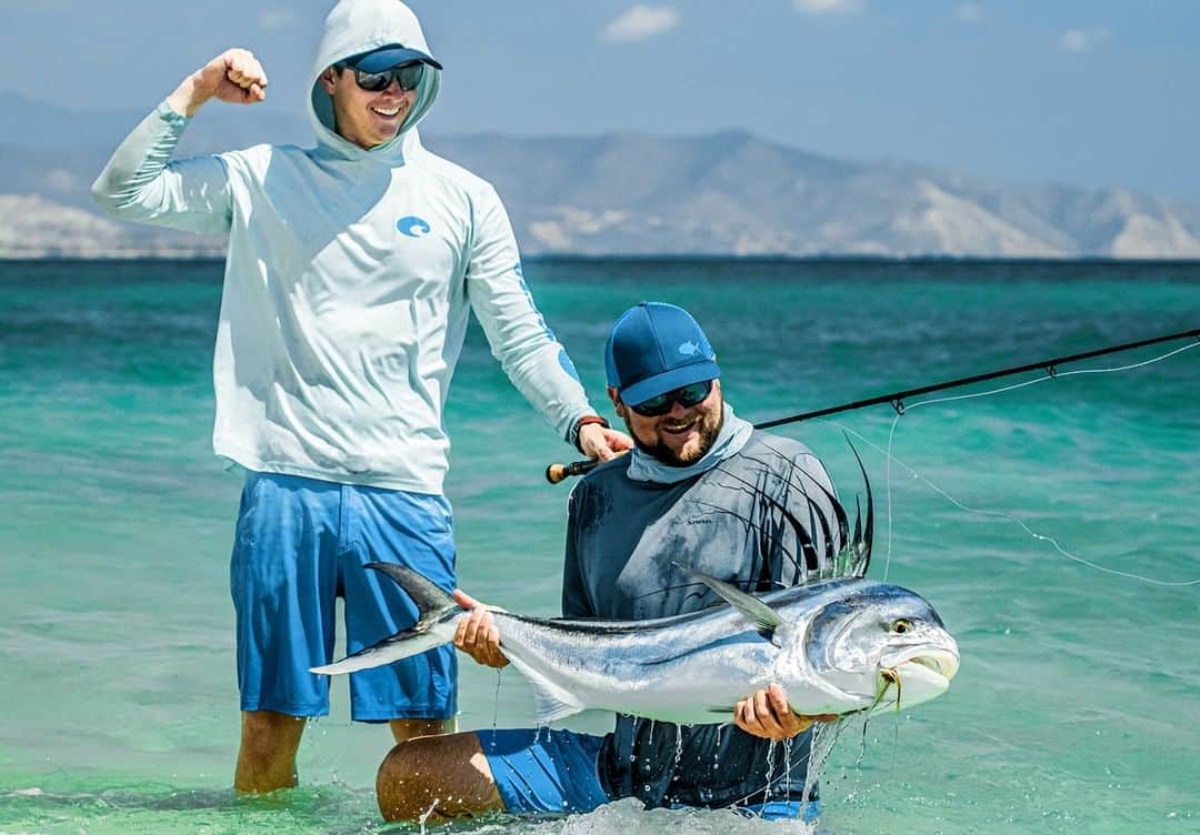 Costa Sunglassesのインスタグラム：「Group effort for un gallo grande. 📷: @captnicklabadie @jaredcyrkw #SeeWhatsOutThere」
