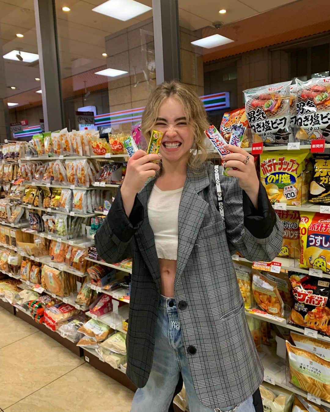 サブリナ・カーペンターのインスタグラム：「tokyo dont worry i found all your hi chews and i’m keeping them SAFE」