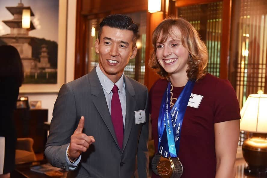 ケイティ・レデッキーさんのインスタグラム写真 - (ケイティ・レデッキーInstagram)「Thank you Ambassador Harris, Ms. Bradley and @usembassyseoul for a wonderful evening at the Habib House two weeks ago. Fun meeting some diplomats, swimmers, and 🎬🎤 stars. #tbt 🇰🇷🇺🇸」8月16日 6時41分 - katieledecky