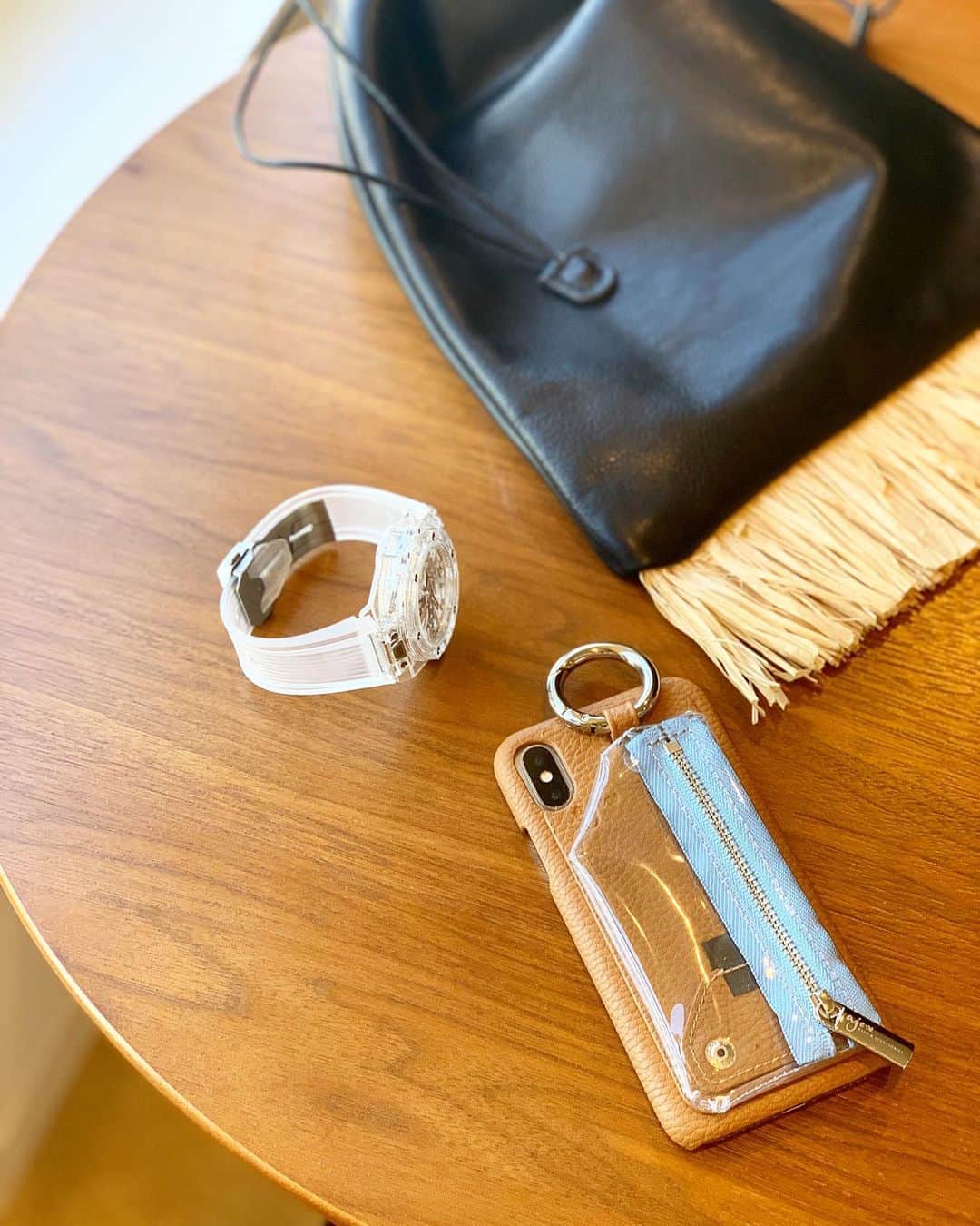 湯浅喬子のインスタグラム：「夏のITEMを新調♡ . @ajew_official のpvcポケット付きのi phone case📱 . 黒の巾着BAGも普段持たない 感じだから新鮮✨ . 📍阪急うめだ本店 4Fにてpop upしてて、 そこでgetしてきました♡20日までみたいです♡ . #ajew #エジュー」
