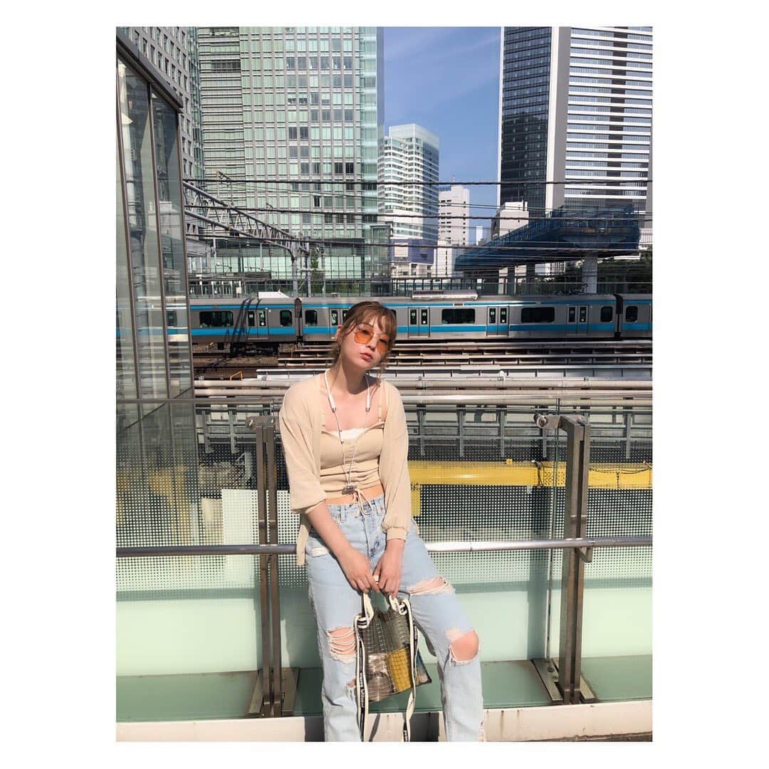 高槻かなこさんのインスタグラム写真 - (高槻かなこInstagram)「summer style ☀️🔥 . #着回しきんちゃん . サングラス #rayban  トップス #seoul #ロケの時買った #1000円  パンツ #hm バッグ #beautifulpeople  シューズ #drmartens . . 肌見せたいけど日焼け対策はしっかり🔥🔥 バッグは安定のすけすけ。私のすけすけバッグシリーズ紹介しようかなー？すけすけバッグ大好き人間だからっ。 このすけすけは せりこ @seriko_is_no.1 からのプレゼント🎁🥰 . . #fashion #code #ootd #私服 #私服コーデ  #着回しコーデ #プチプラコーデ #声優 #高槻かなこ」8月16日 17時39分 - kanako.tktk