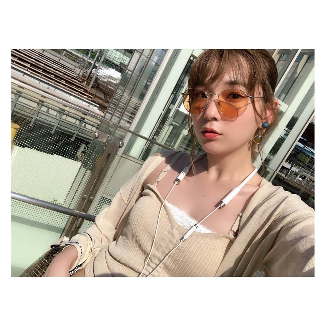 高槻かなこさんのインスタグラム写真 - (高槻かなこInstagram)「summer style ☀️🔥 . #着回しきんちゃん . サングラス #rayban  トップス #seoul #ロケの時買った #1000円  パンツ #hm バッグ #beautifulpeople  シューズ #drmartens . . 肌見せたいけど日焼け対策はしっかり🔥🔥 バッグは安定のすけすけ。私のすけすけバッグシリーズ紹介しようかなー？すけすけバッグ大好き人間だからっ。 このすけすけは せりこ @seriko_is_no.1 からのプレゼント🎁🥰 . . #fashion #code #ootd #私服 #私服コーデ  #着回しコーデ #プチプラコーデ #声優 #高槻かなこ」8月16日 17時39分 - kanako.tktk