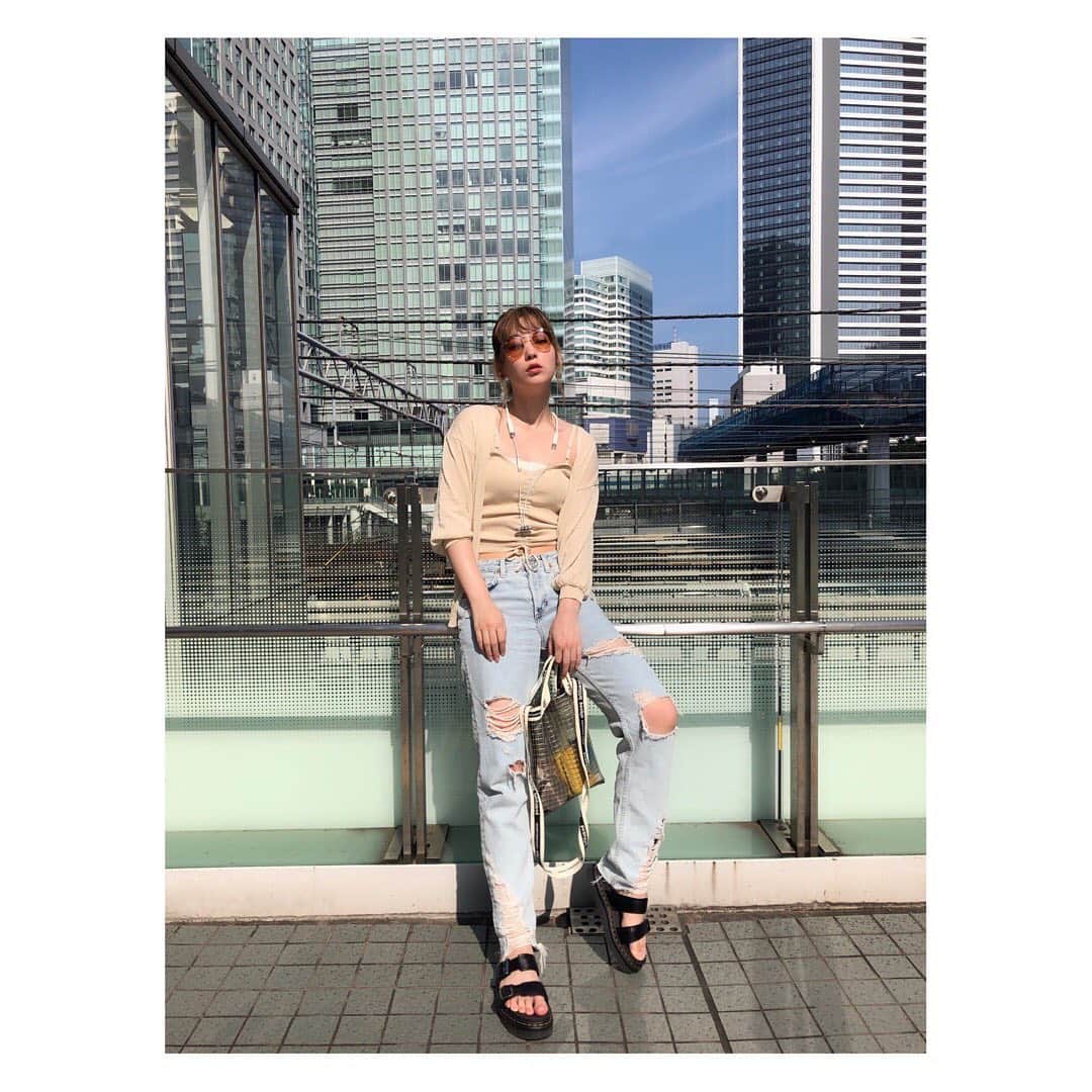 高槻かなこさんのインスタグラム写真 - (高槻かなこInstagram)「summer style ☀️🔥 . #着回しきんちゃん . サングラス #rayban  トップス #seoul #ロケの時買った #1000円  パンツ #hm バッグ #beautifulpeople  シューズ #drmartens . . 肌見せたいけど日焼け対策はしっかり🔥🔥 バッグは安定のすけすけ。私のすけすけバッグシリーズ紹介しようかなー？すけすけバッグ大好き人間だからっ。 このすけすけは せりこ @seriko_is_no.1 からのプレゼント🎁🥰 . . #fashion #code #ootd #私服 #私服コーデ  #着回しコーデ #プチプラコーデ #声優 #高槻かなこ」8月16日 17時39分 - kanako.tktk