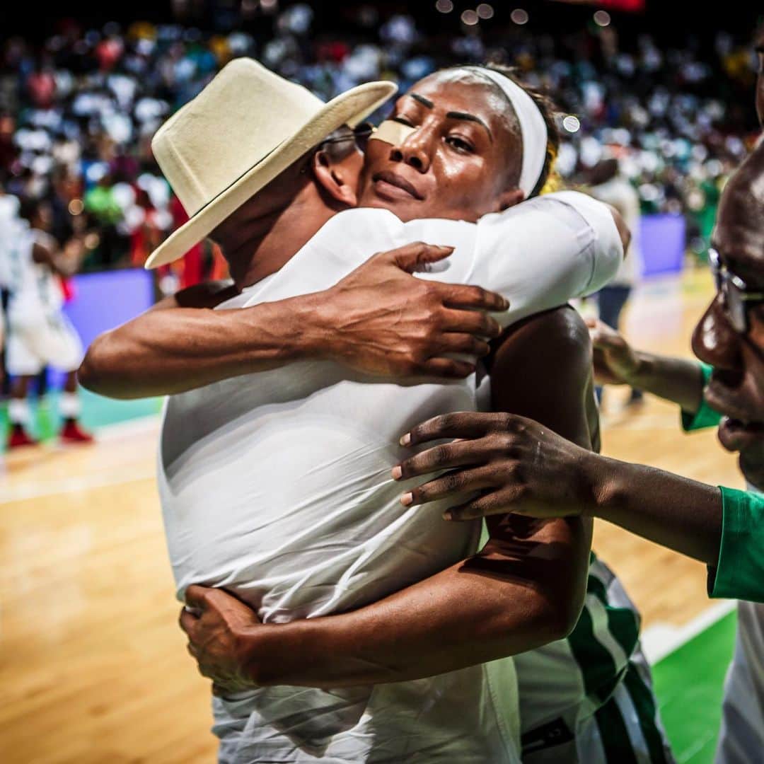 FIBAさんのインスタグラム写真 - (FIBAInstagram)「🏀+⚽️=❤️ Senegalese football legend @elhadjidiouf11 and @gorguidieng at the #DakarArena yesterday night 🇸🇳 #Senegal #AfroBasketWomen」8月16日 17時32分 - fiba
