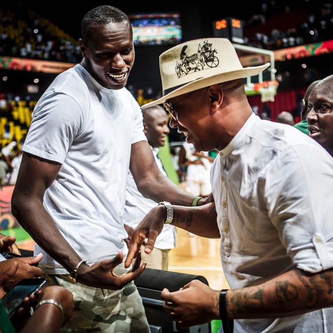 FIBAさんのインスタグラム写真 - (FIBAInstagram)「🏀+⚽️=❤️ Senegalese football legend @elhadjidiouf11 and @gorguidieng at the #DakarArena yesterday night 🇸🇳 #Senegal #AfroBasketWomen」8月16日 17時32分 - fiba