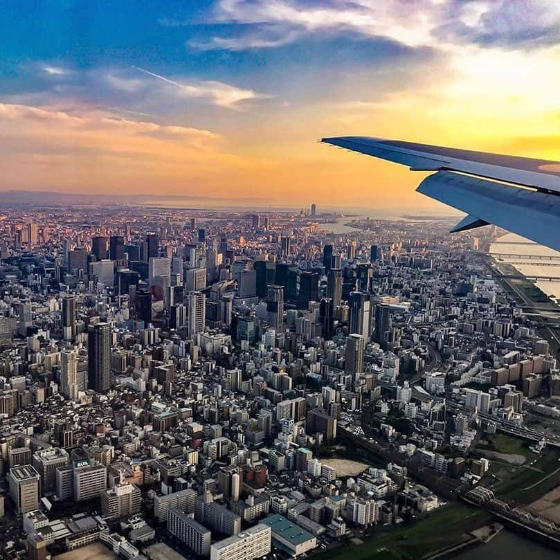 のインスタグラム：「絶景を独り占め✈️ （Photo：@tsak8961）  #夕焼け #夕焼け空 #グラデーション #グラデーションの空 #梅田 #大阪 #伊丹空港 #マジックアワー  #空が好き #空 #空の旅 #空の上 #雲 #飛行機 #飛行機からの景色 #ダレカニミセタイケシキ #ソラマニ_マドカラ #機窓 #umeda #osaka #cityview #magichour #sky #gradation #clouds #airplane #ana_jp  機窓からの風景は「#ソラマニ_マドカラ」を付けて投稿してね⭐インスタやANAの各メディアでご紹介していきます✨」