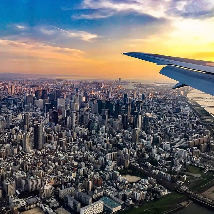 ANAさんのインスタグラム写真 - (ANAInstagram)「絶景を独り占め✈️ （Photo：@tsak8961）  #夕焼け #夕焼け空 #グラデーション #グラデーションの空 #梅田 #大阪 #伊丹空港 #マジックアワー  #空が好き #空 #空の旅 #空の上 #雲 #飛行機 #飛行機からの景色 #ダレカニミセタイケシキ #ソラマニ_マドカラ #機窓 #umeda #osaka #cityview #magichour #sky #gradation #clouds #airplane #ana_jp  機窓からの風景は「#ソラマニ_マドカラ」を付けて投稿してね⭐インスタやANAの各メディアでご紹介していきます✨」8月16日 17時32分 - ana.japan