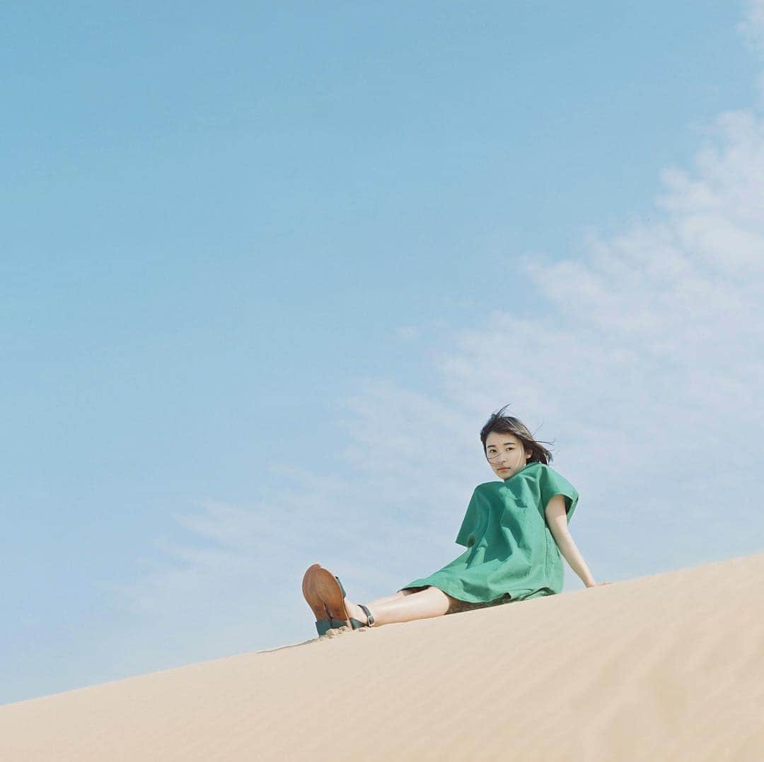濱田英明のインスタグラム：「@narumi_05 for BOTTLOOP, China #鳴海唯 #yuinarumi #鳥取砂丘 #pentax67」
