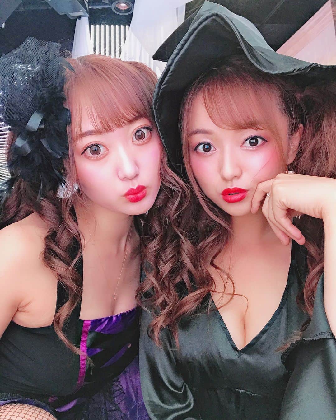 のインスタグラム：「💜🖤💜🖤💜. * 🌈#恵比寿マスカッツ 新曲🌈. ❤️💓#マジョガリータ MV撮影💓❤️. * 👉MV公開までお楽しみに…😍💕. #idol #follow #me #l4l #halloween #halloweencostume #cute #sexy #asiangirls #witch #グラビア #アイドル #新曲 #秋 #魔女 #ハロウィン #写真好きな人と繋がりたい #좋아요 #팔로우 #팔로미 #패션스타그램 #셀카 #셀피그램 #메이크업 #얼스타그램 #오늘의훈녀 #eletokyo #麻布十番」