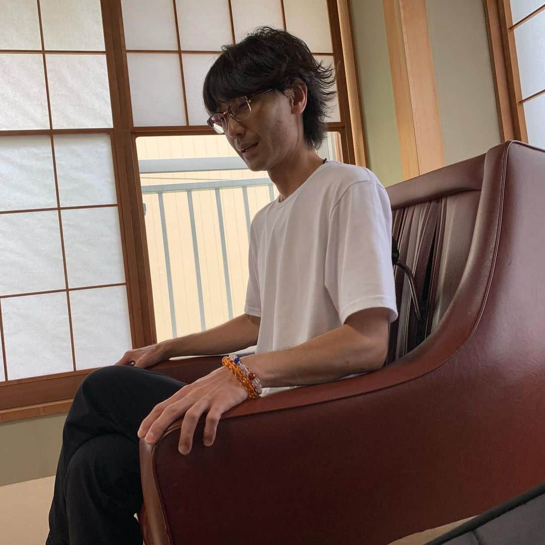 庭瀬幸一郎 さんのインスタグラム写真 - (庭瀬幸一郎 Instagram)「、 楽屋がそれはそれは趣のある建物で エレベーターが宇和島で住んでた時のエレベーターとそっくり！ カニの注意シールが懐かしい 、 ダメって言われるとやりたくなる少年時代の幸一郎くんはエレベーターに指を挟んで業者さん呼んでの救出劇になり母に死ぬほど怒られたのを思い出したww 、 宇田さんは楽屋の懐かしいマッサージチェア堪能中ww 、 #夏の思い出 #宇和島 #箱根 #強羅 #宇田 #晋也 #細身 #色白 #腹黒 #かどうかは分からない #多分 #腹白 #そんな言葉あんの？」8月16日 16時06分 - niwase_kouichirou